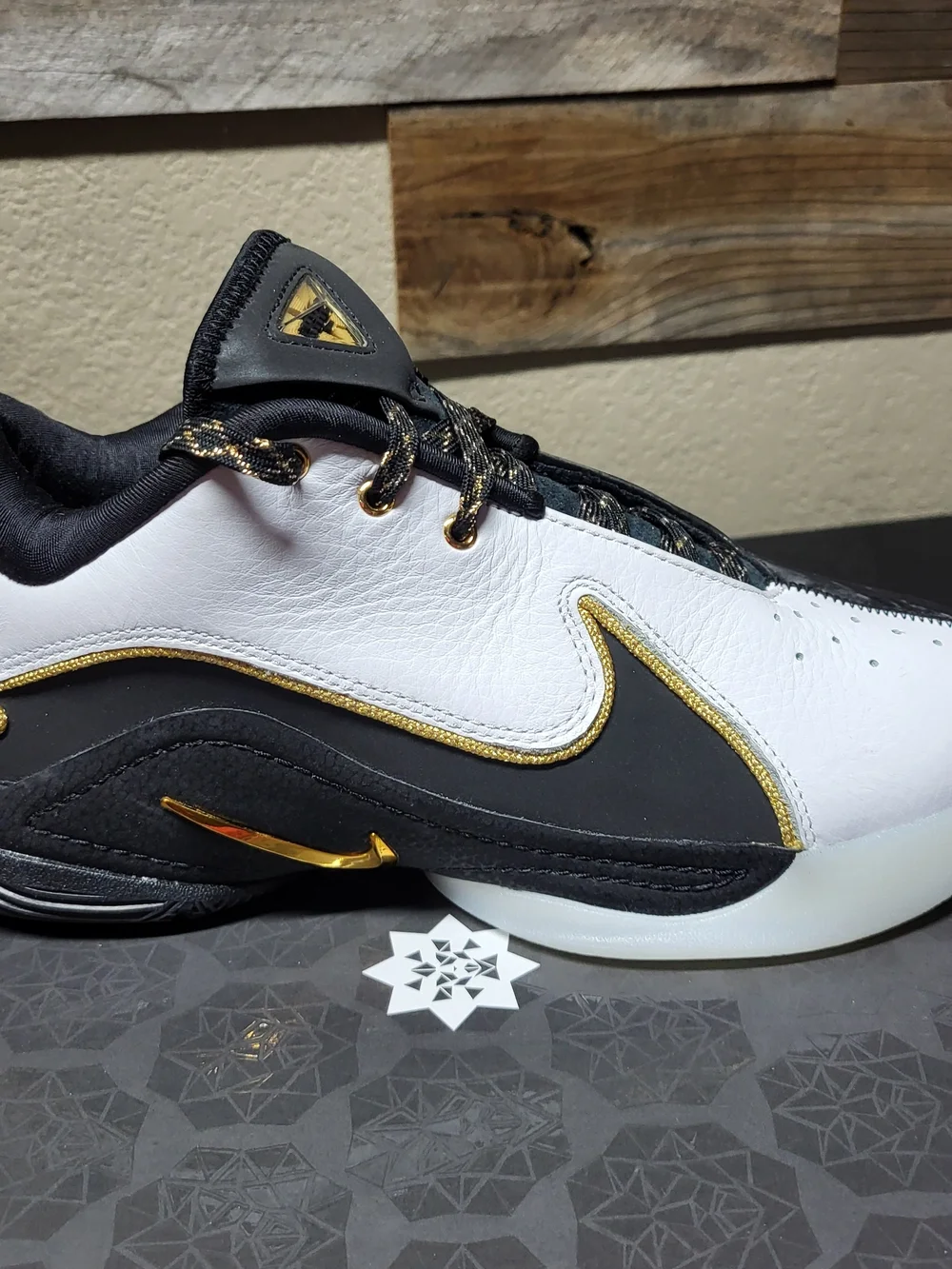 *NEW* Nike LeBron XXII White/Black-Metallic Gold Size Men's 8 Women's 9.5
